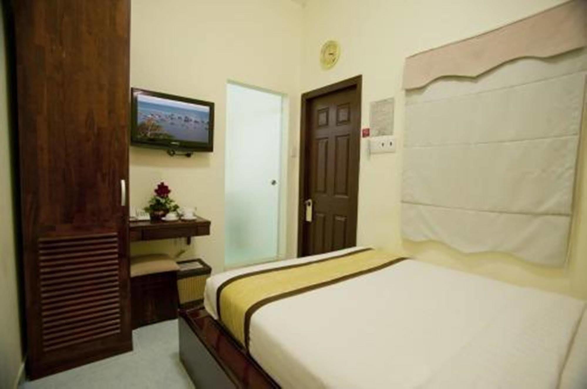 Oyo 438 Small Bay Hotel 호치민 외부 사진
