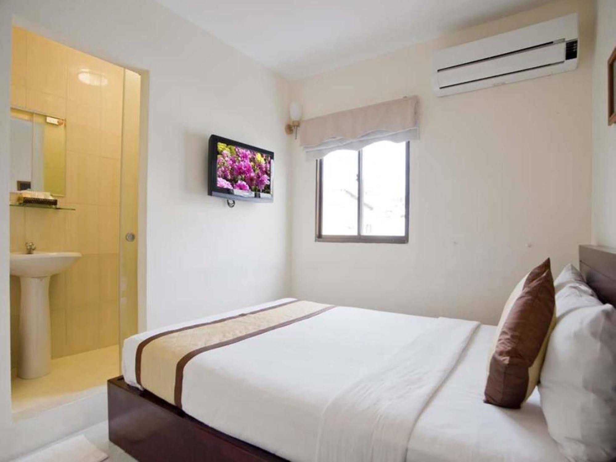 Oyo 438 Small Bay Hotel 호치민 외부 사진