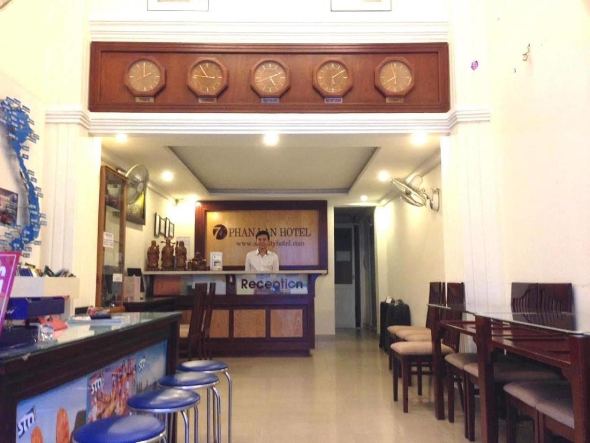 Oyo 438 Small Bay Hotel 호치민 외부 사진